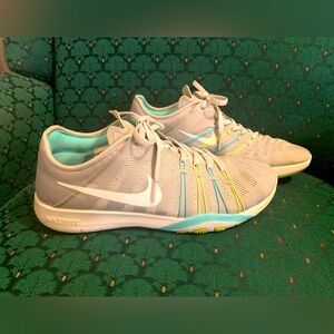 EUC Women’s Nike Free TR-6 Training Shoes, wolf gray and mint green. Size 8.5